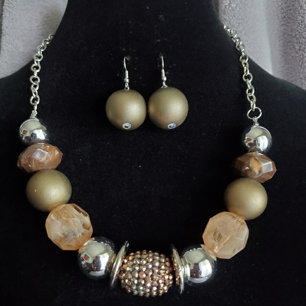 Neutral Necklace Set